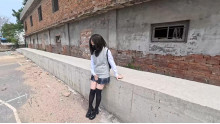 変な呼吸をする女

